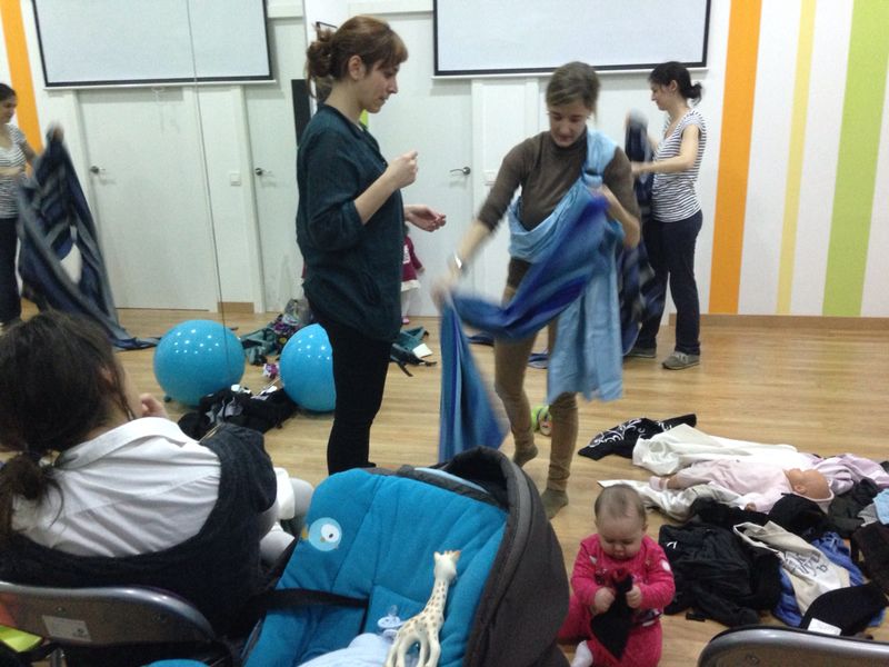 Taller de porteo: familias practicando el fular con sus bebés
