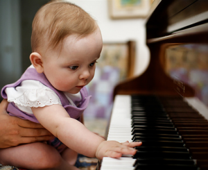 bebé y piano